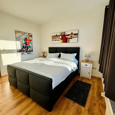 Schicke Wohnung Im Gruenen Hinterhof Schwerin  Extérieur photo
